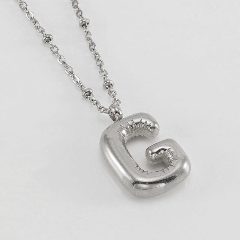 Irena – Collana dorata con charme a forma di iniziale
