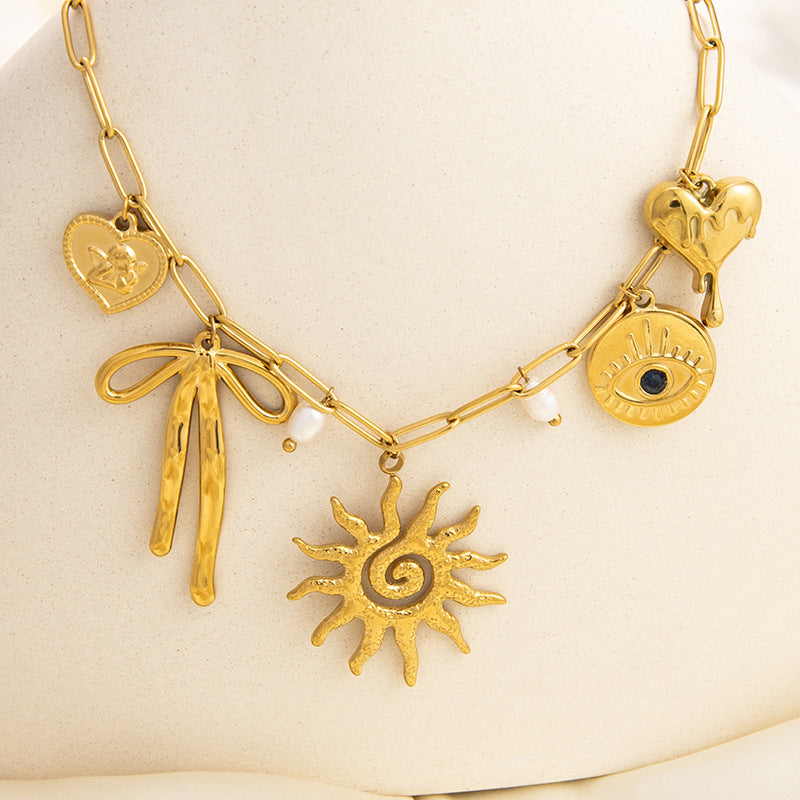 Emilie – Delicata collana in oro con piccoli pendenti.