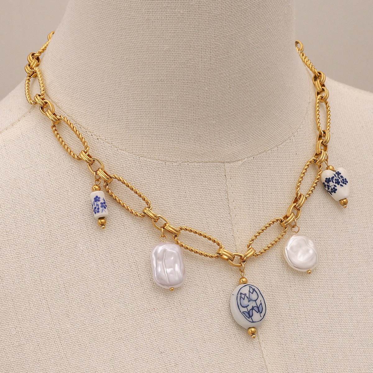 Lena - Collana in oro con dettagli in pietra.