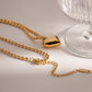 Amalia – Collana dorata con medaglione moderno