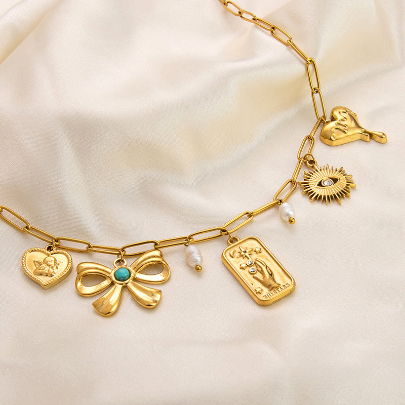 Emilie – Delicata collana in oro con piccoli pendenti.