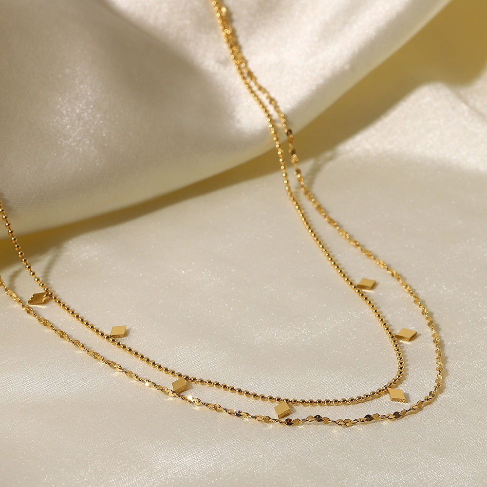 Helena – Collana discreta in oro con ciondolo geometrico.