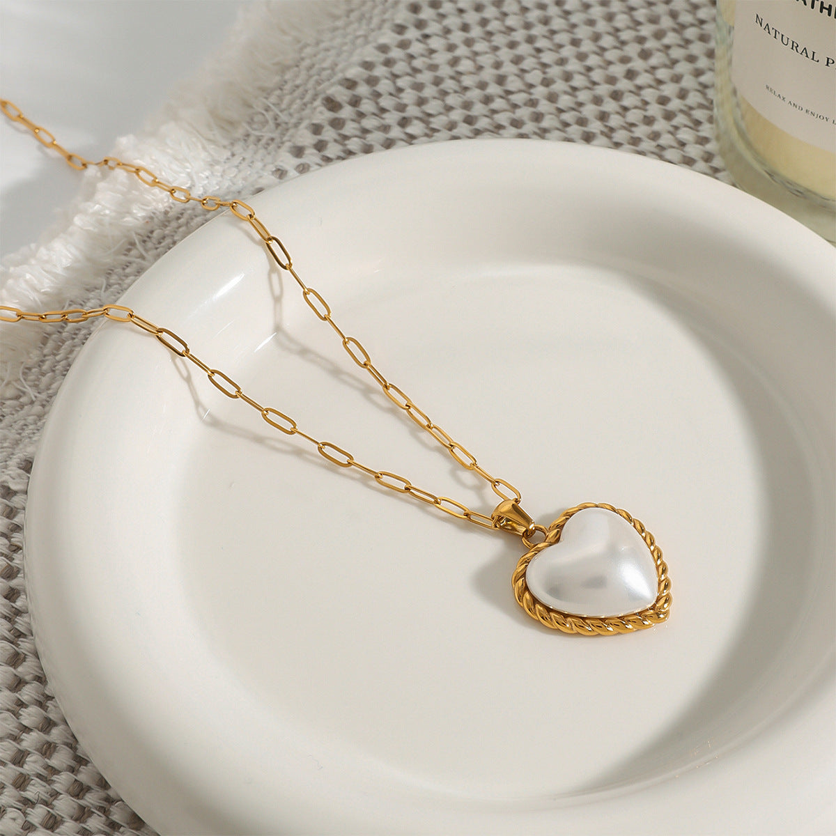 Viktorie – Collana in oro con un elegante pendente.