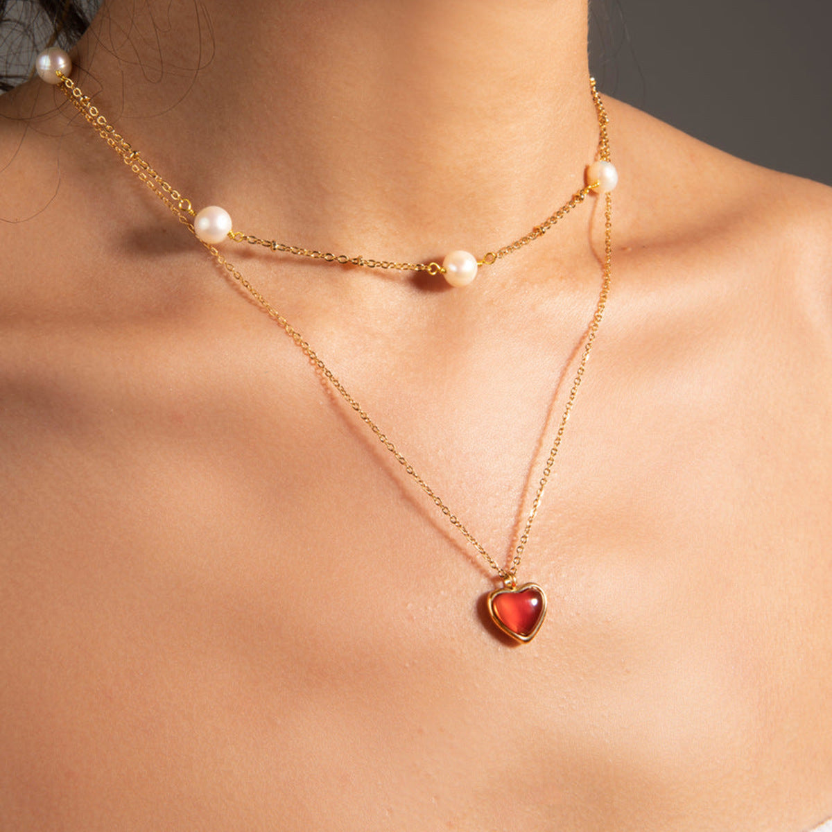 Marlena – Delicata collana con pendente a goccia lucente.