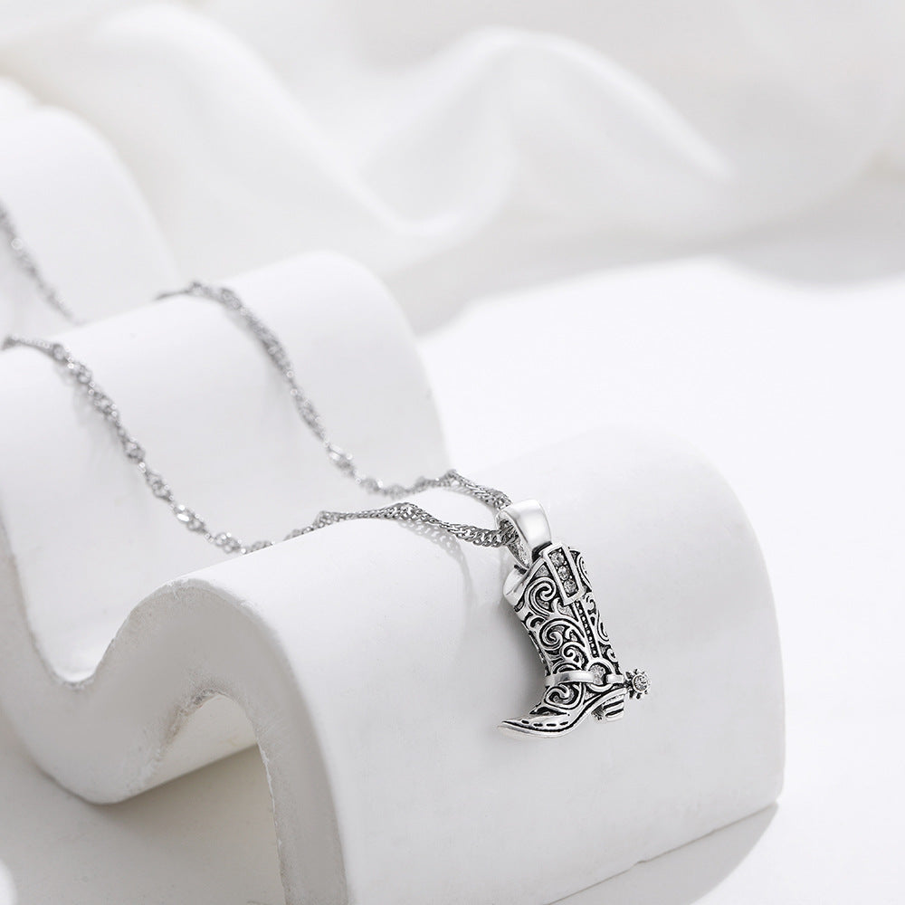 Johana – Delicate necklace with enchanting gold pendants.