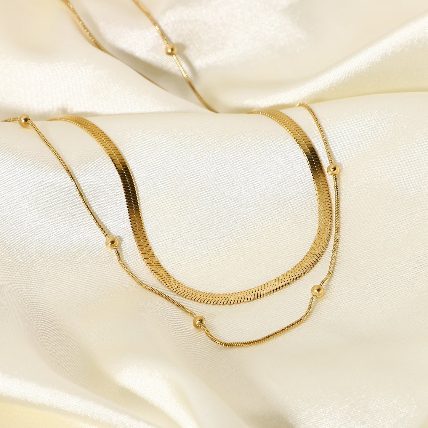 Klára – Una semplice collana in oro a due strati con una lucentezza moderna.