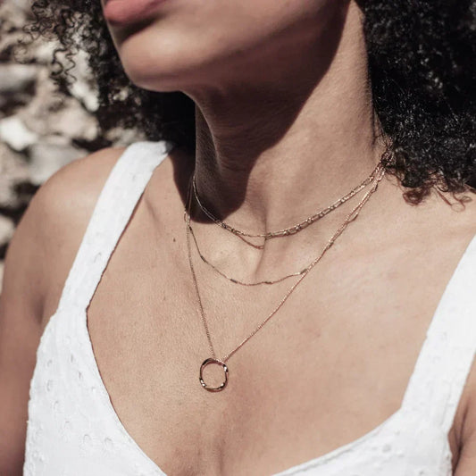 Ruth – Collana dorata con pendente strutturato