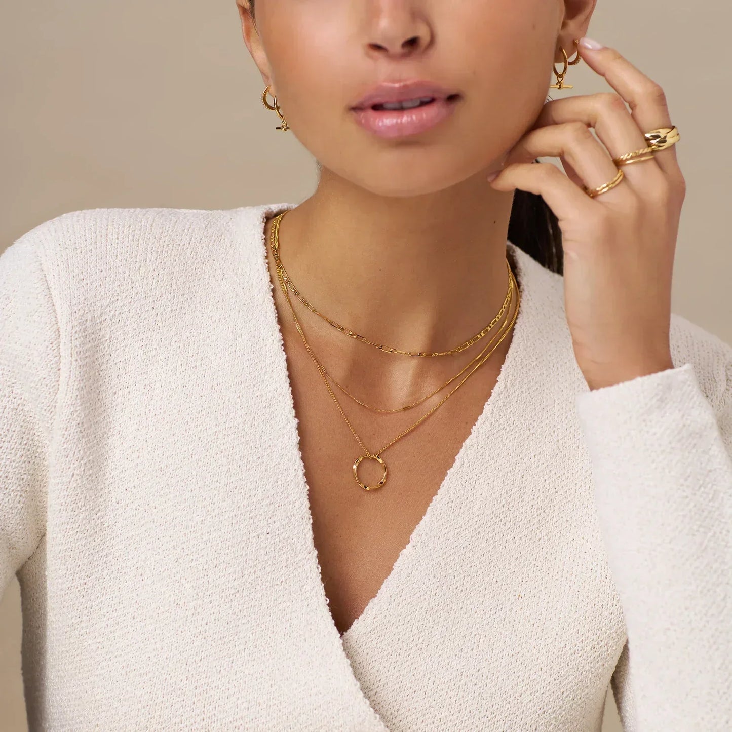 Ruth – Collana dorata con pendente strutturato
