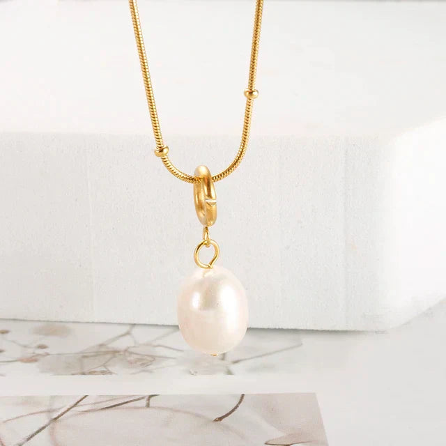 Pavlina – Collana dorata con pendente in perla