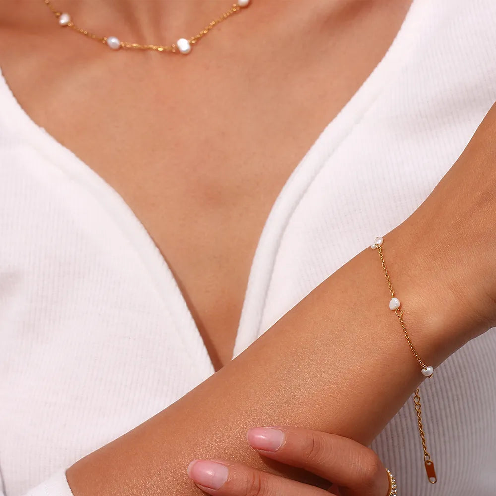 Greta – Collana dorata con delicati puntini