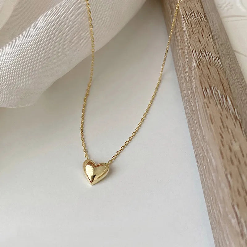 Klara – Collana dorata con pendente rotondo