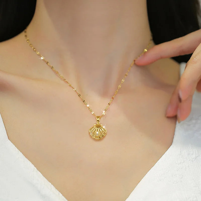 Beatrix – Gold Coin Pendant Necklace
