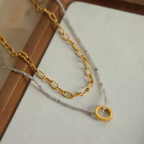 Luisa – Collana dorata a doppio strato con pendente