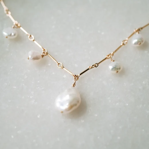 Greta – Collana dorata con piccole perline