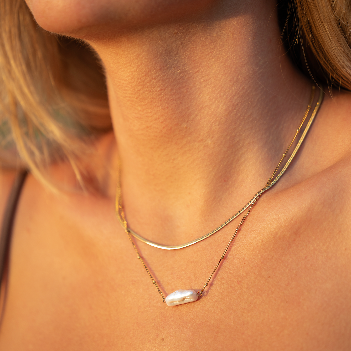Isabela – Collana dorata con pendente rettangolare