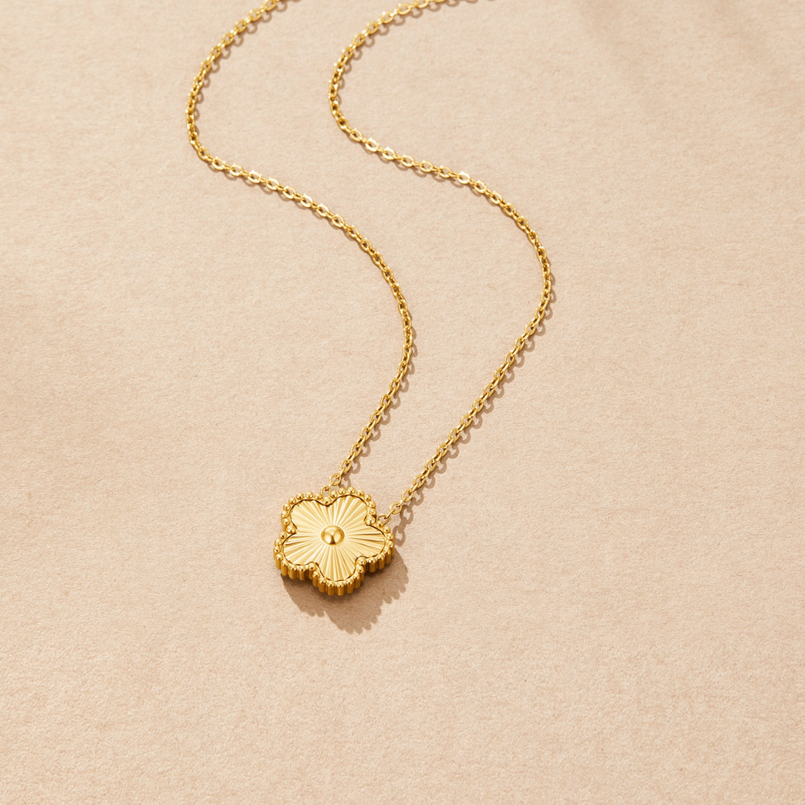 Collana dorata della fortuna