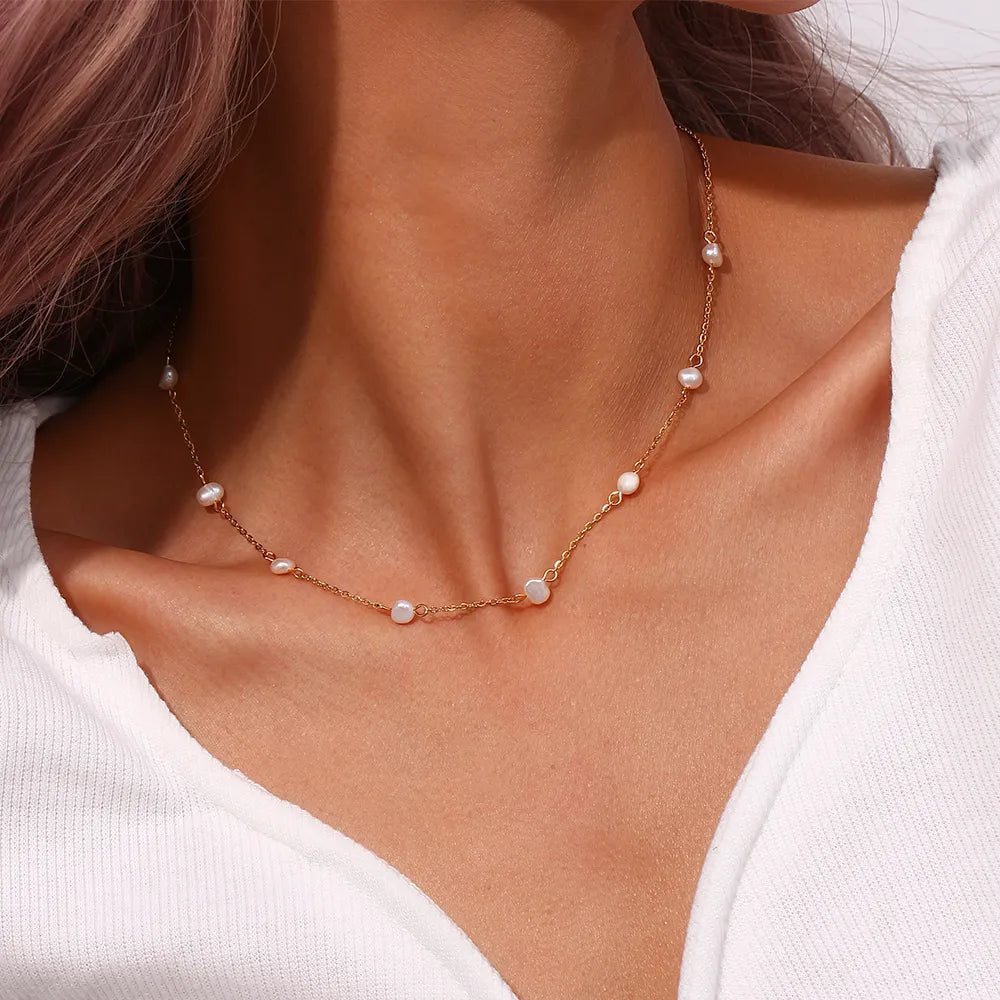 Greta – Collana dorata con delicati puntini