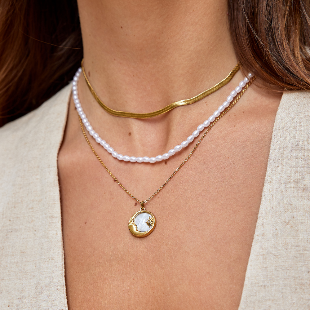 Elisa-Marie – Una collana d'oro delicatamente curva.