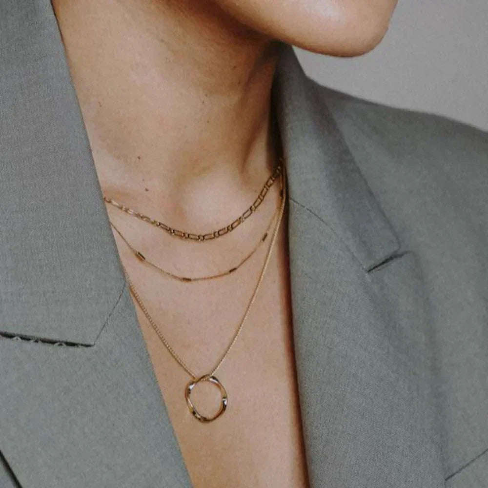 Ruth – Collana dorata con pendente strutturato