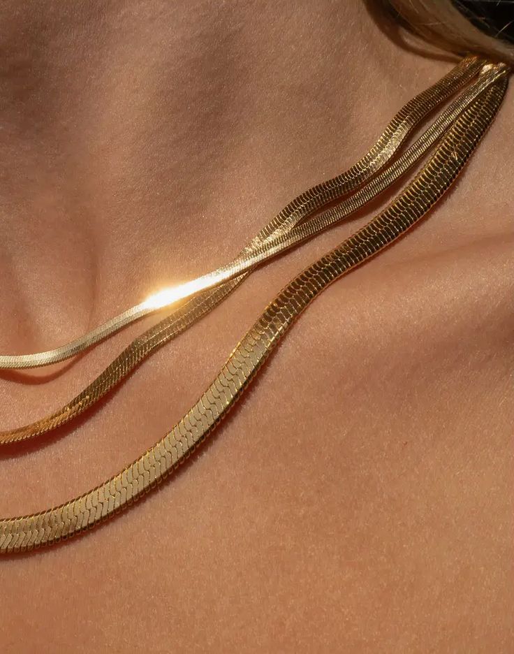 Johana – Collana dorata delicata con forma armoniosa