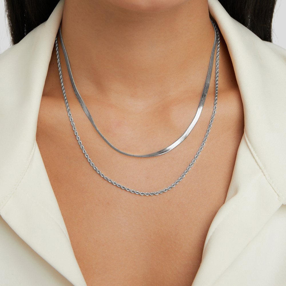 Amalia – Gold Necklace with Geometric Medallion