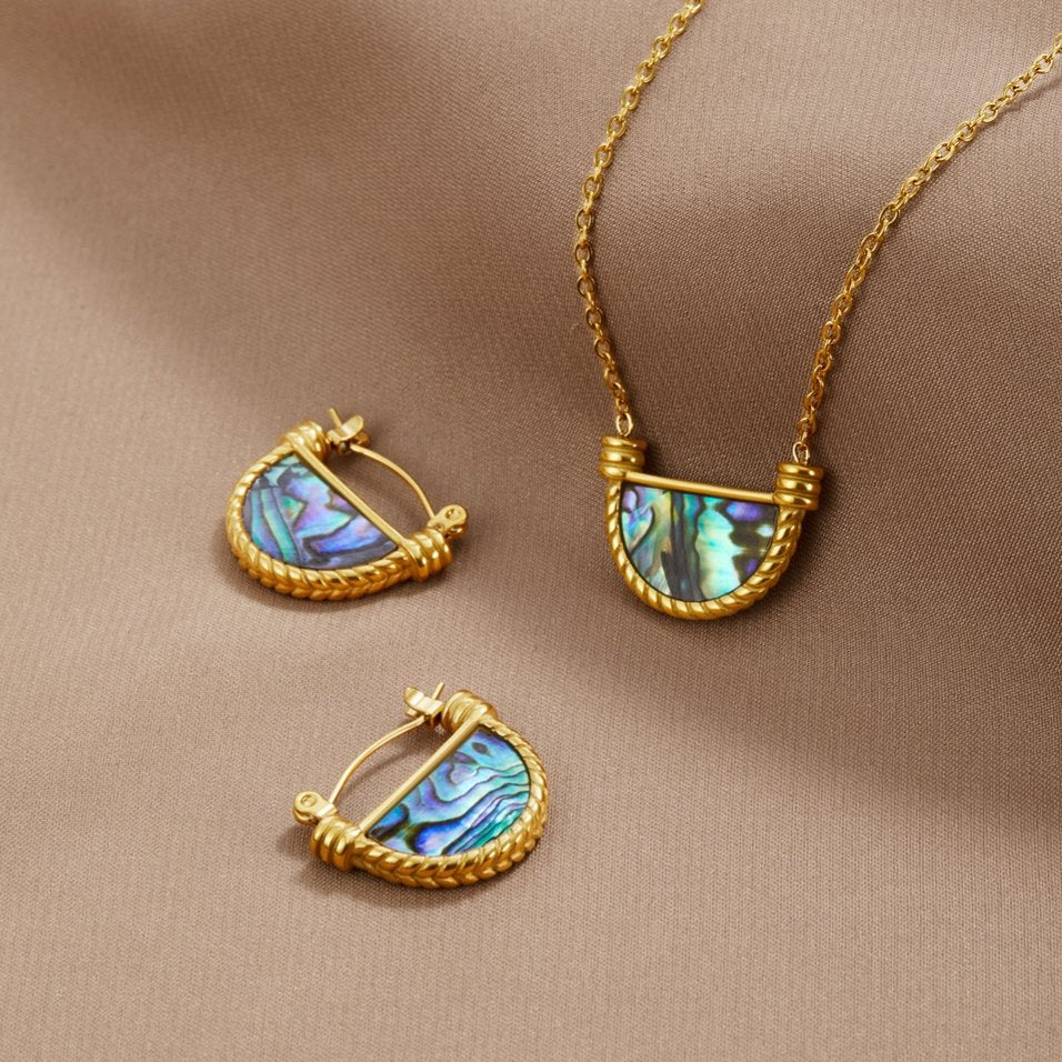 Elisabetta – Collana dorata con pendente a forma di moneta