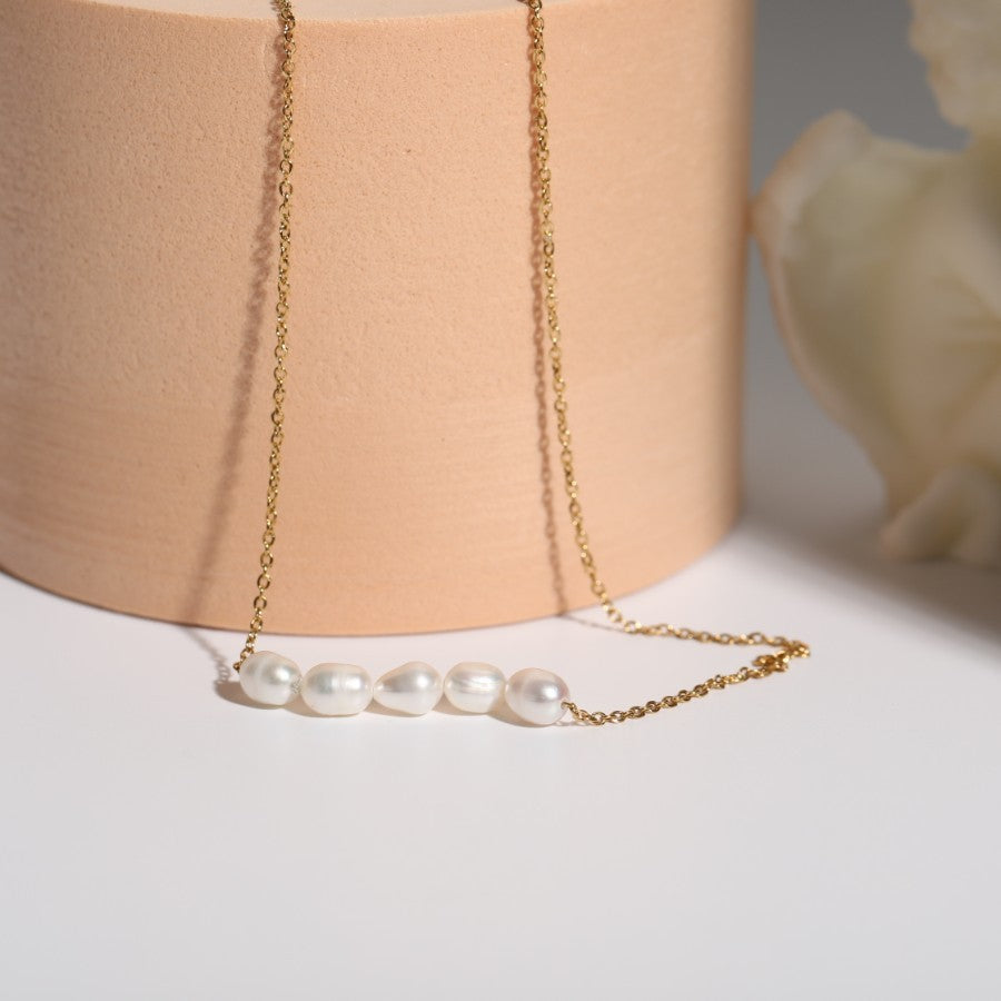 Juliana – Collana dorata dalla struttura minimalista