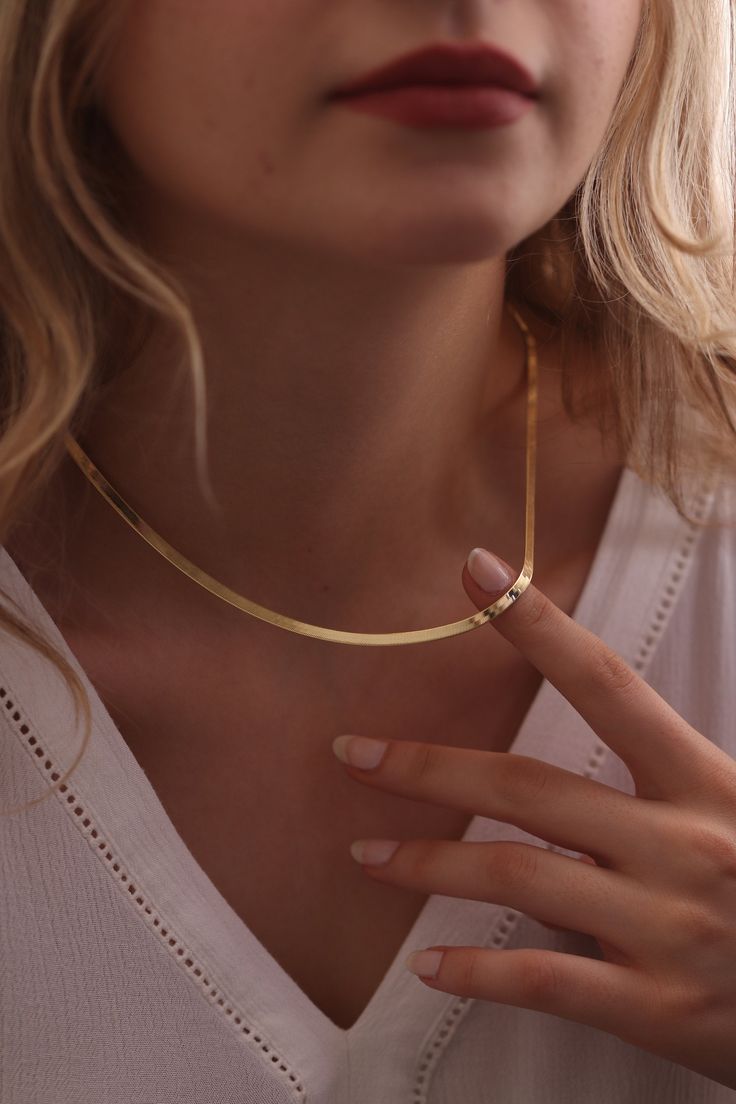 Johana – Collana dorata delicata con forma armoniosa