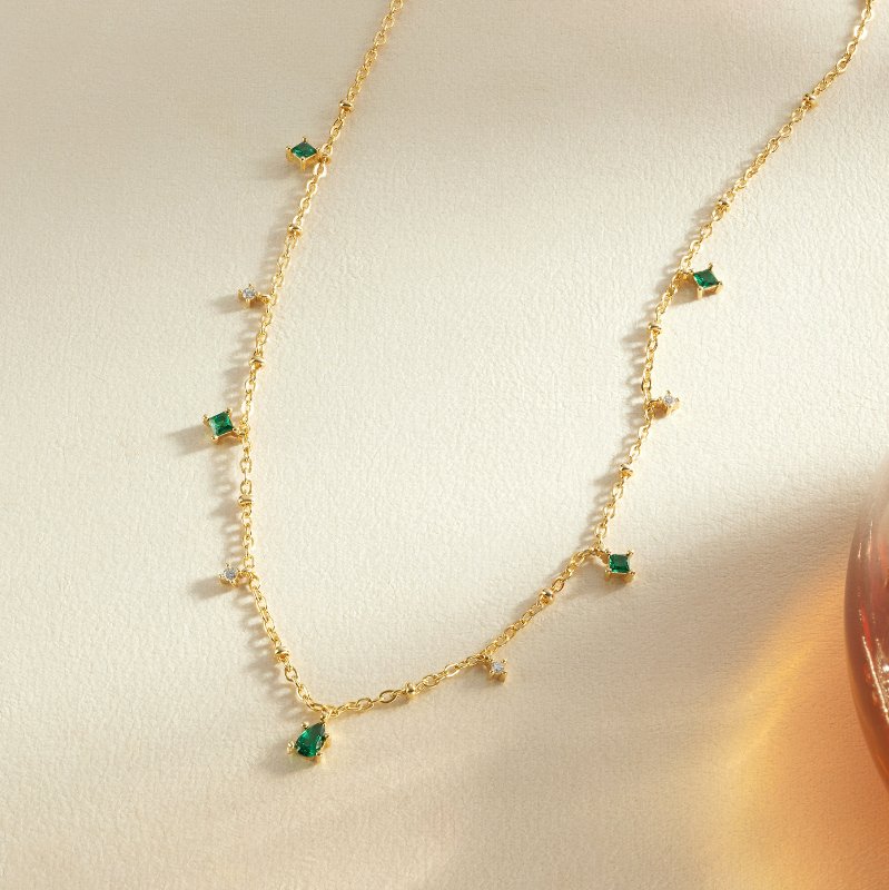 Marta – Collana dorata con pendente verde
