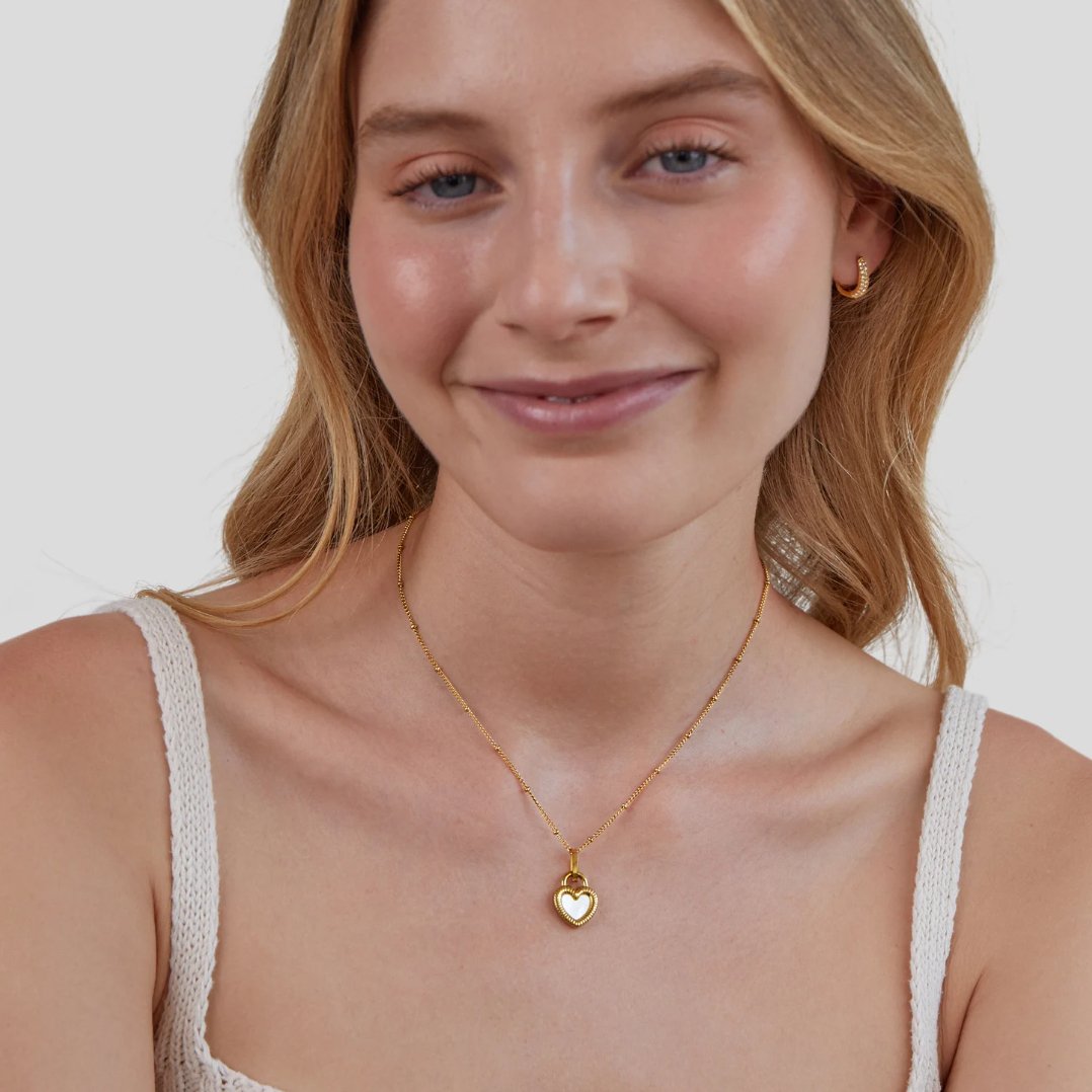 Monika – Pendente a goccia in oro caldo.