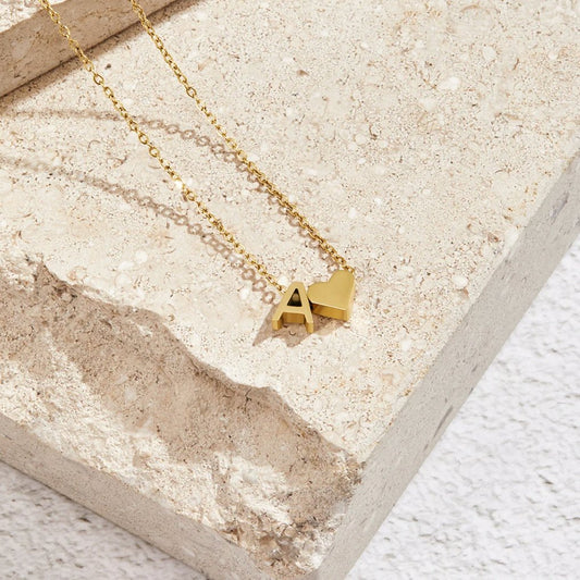 Nina – Collana dorata con disposizione a V