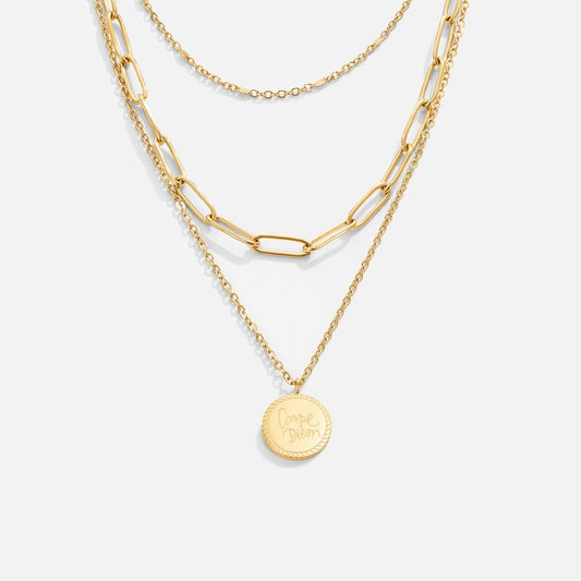 Karolína – Collana multistrato con pendente rotondo.