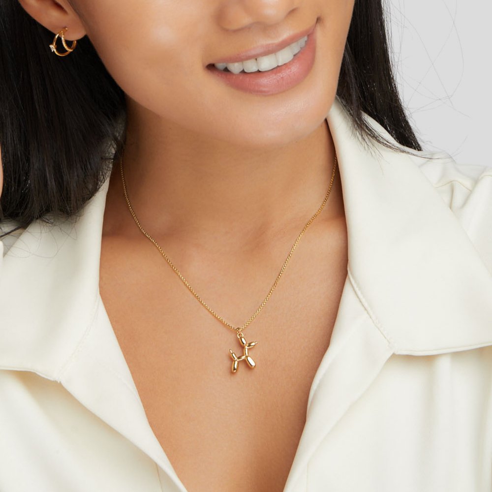 Nora – Delicata collana con pendente a forma di farfalla.