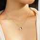 Gisela – Collana dorata con pendente rotondo e struttura