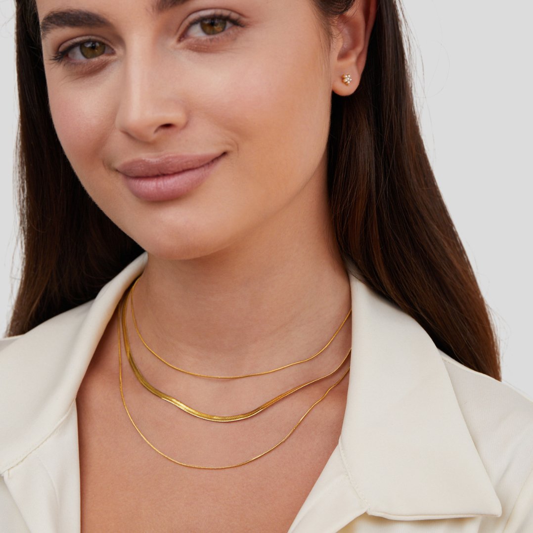Karoline – Golden necklace with discrete stone