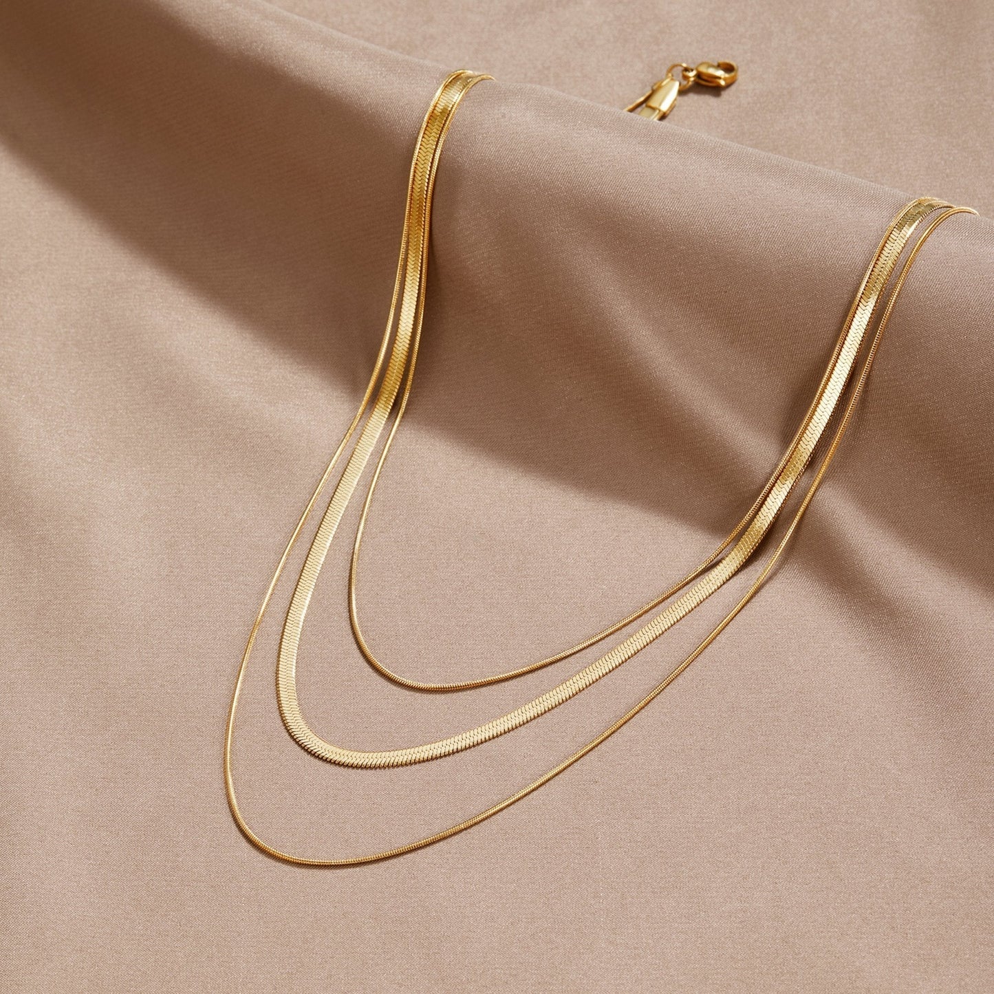 Karoline – Golden necklace with discrete stone
