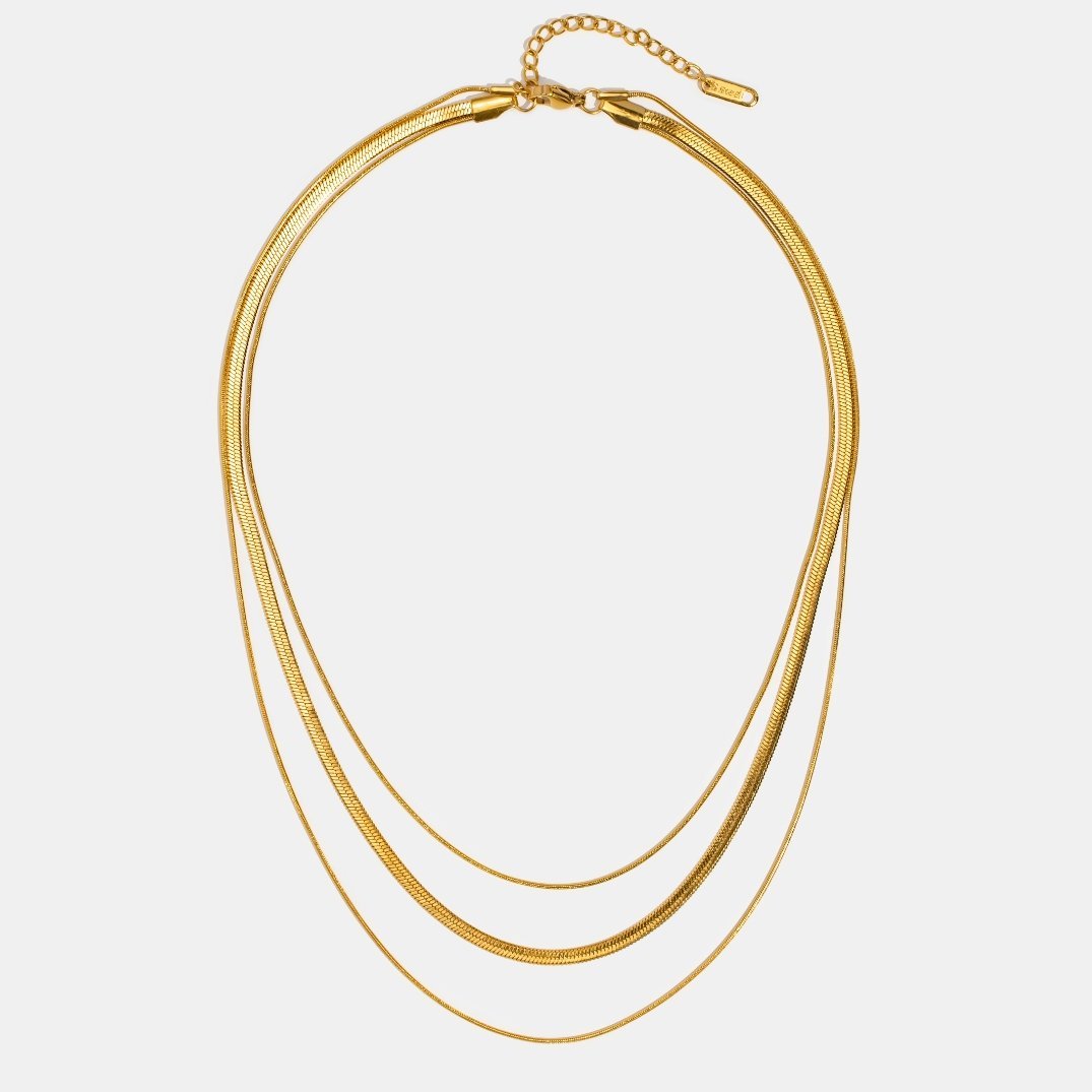 Karoline – Golden necklace with discrete stone