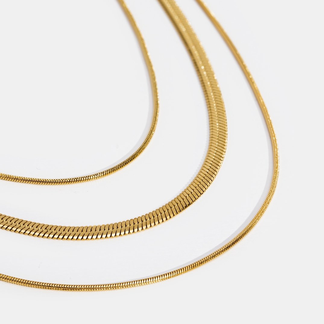 Karoline – Golden necklace with discrete stone