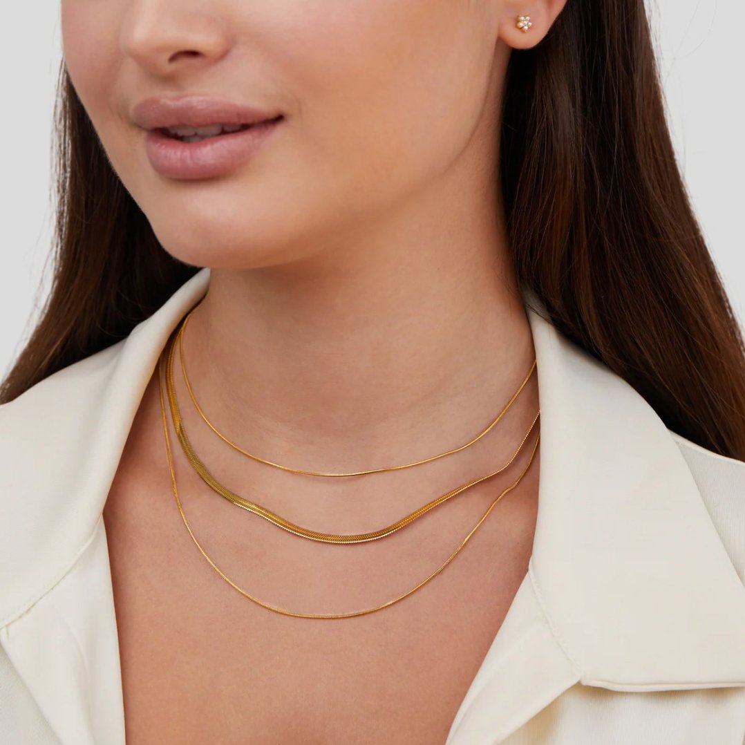 Antonie – Collana dorata multistrato con struttura chiara