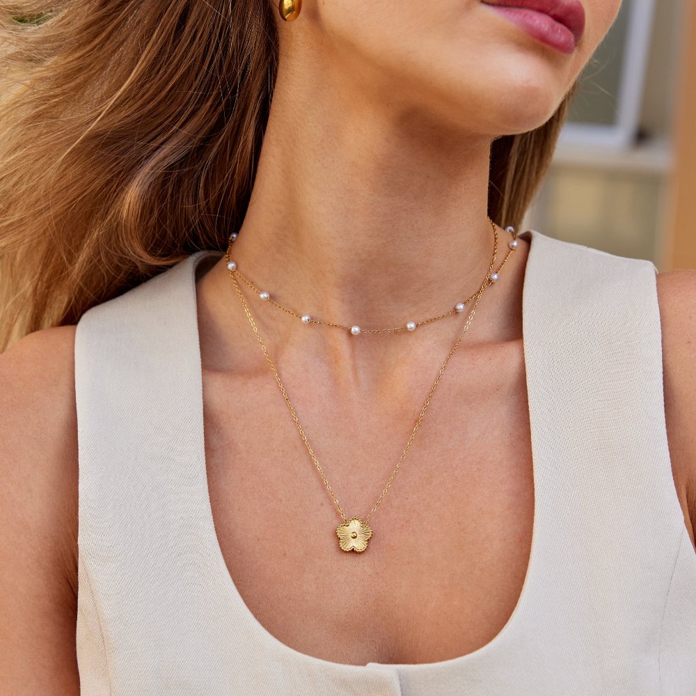 Isabela – Collana rotonda in oro con un delicato pendente.