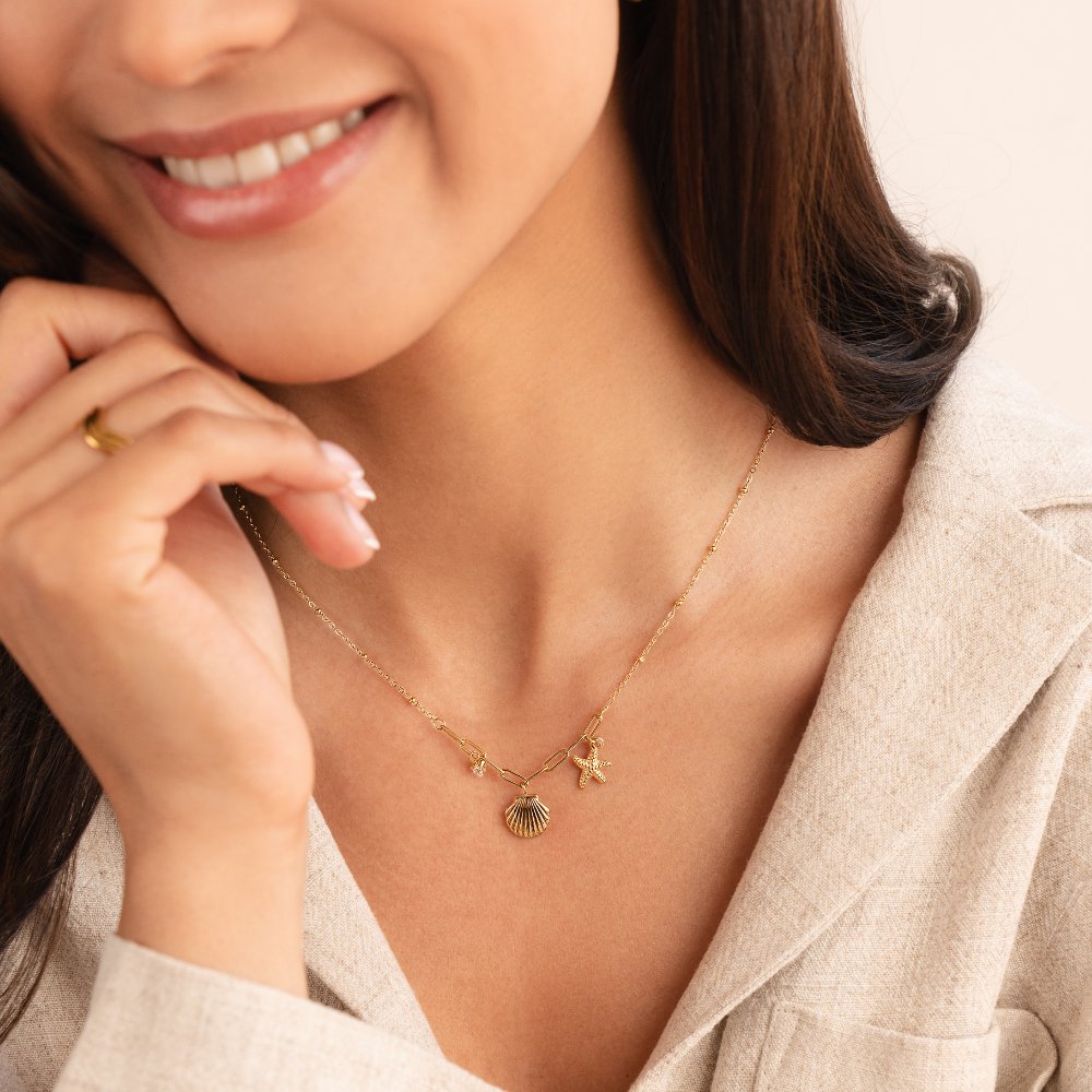Greta – Catena con pendente a stella color oro.