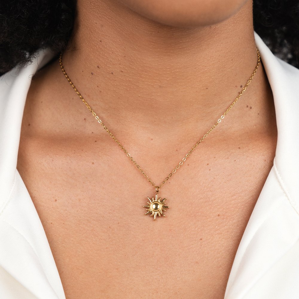 Ronja – Collana dorata con pendente floreale