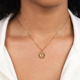Ronja – Collana dorata con pendente floreale