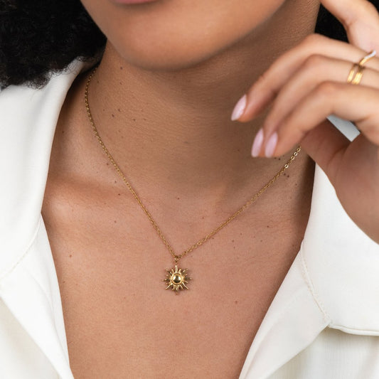 Ronja – Collana dorata con pendente floreale