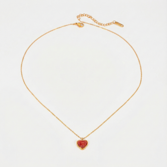 Marlena – Delicata collana con pendente a goccia lucente.