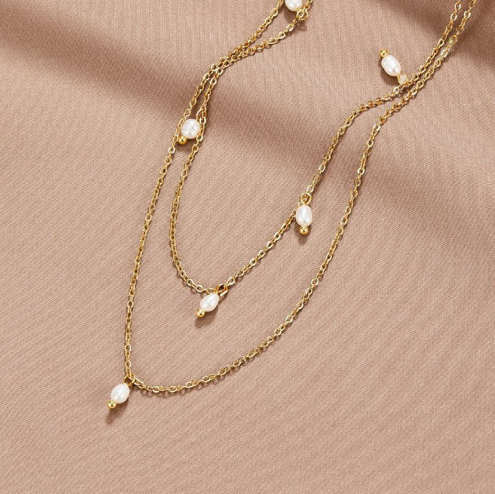 Tanja – Collana dorata stratificata con maglia moderna