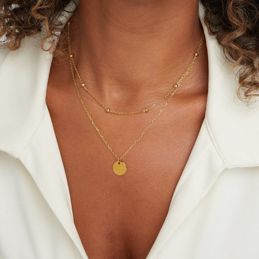 Leona – Collana dorata doppia con pendente rotondo