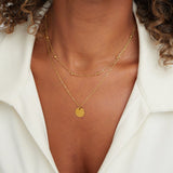Leona – Collana dorata doppia con pendente rotondo