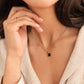 Selina – Collana dorata con pietra scura