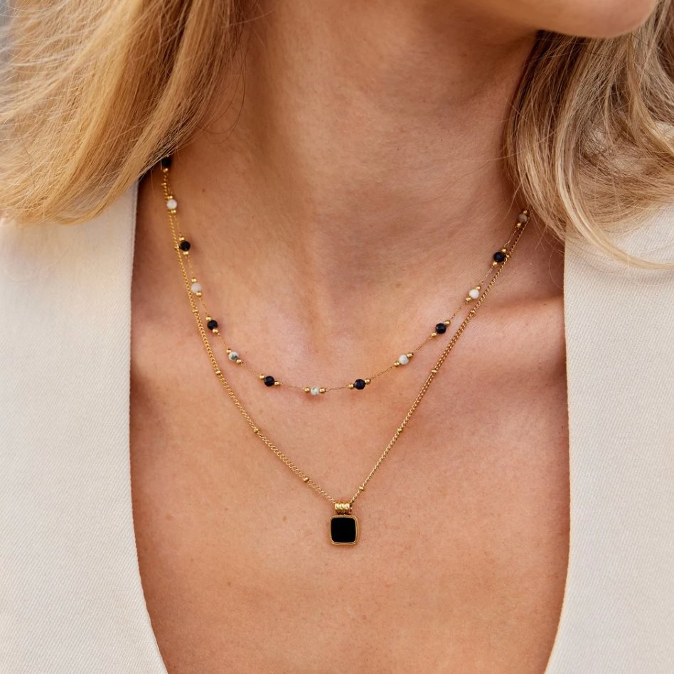 Dorota – Collana dorata con gemma verde
